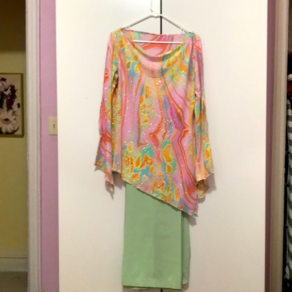 Pants and blouse set. It’s from tailor. It’s medium size. Great conditions